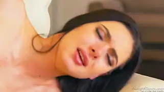 Телочка Marley Brinx затрахала парня и мужик уснул после секса