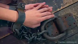 Готичное порно молодой сучки Ashley Lane с оргазмом в бдсм формате