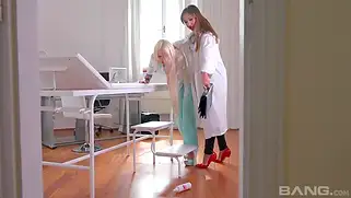Анальные медсестры развлекаются на кушетке. Порно видео с Angelica Heart, Arteya