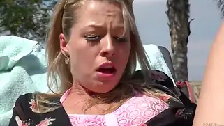 Горячая шлюха Zoey Monroe получила сквирт оргазм от секса.