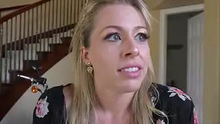 Горячая шлюха Zoey Monroe получила сквирт оргазм от секса.