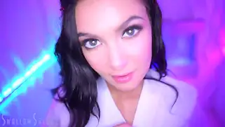 Нежная брюнетка Marley Brinx лижет яйца и сосет хуй парня