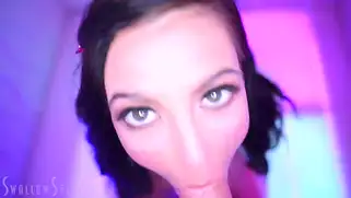 Нежная брюнетка Marley Brinx лижет яйца и сосет хуй парня