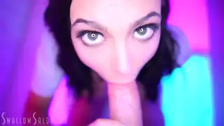 Нежная брюнетка Marley Brinx лижет яйца и сосет хуй парня