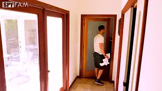 Порно худой и молодой милашки с высокими парнем любовником.