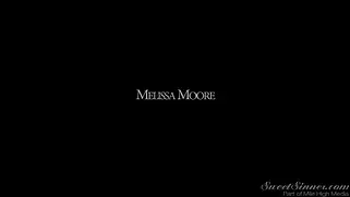 Бородатый тип ебет волосатую пизду Melissa Moore и кончает.