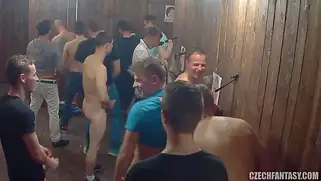 Анонимные порно бляди подставляют дырки толпе мужиков