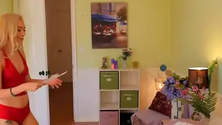 Домохозяйки трахаются в спальне. Порно видео с Lauren Phillips, Nina Elle