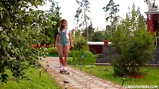 Русская телочка Evelina Darling приехала к мажору на дачу и еблась
