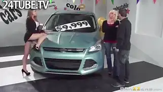 Джонни Синс трахается с уличной проституткой в автосалоне.