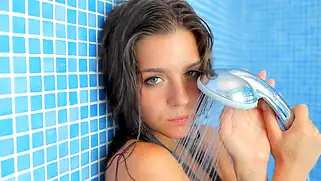 Русская красавица Guerlain отправилась под душ и позирует голой