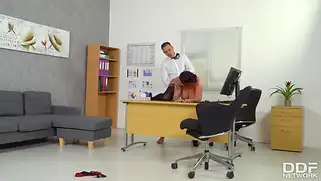 Порно на работе грудастой бабы с красивым парнем с длинным хуем.