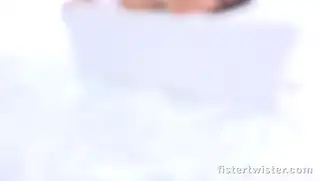 Сексуальные девушки в масле Cayla, Ellen Betsy любят фистинг