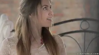 Красивый русский анал для молодой девушки Elle Rose