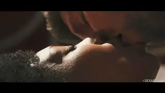 Nina North любит заниматься сексом в полной темноте в постели.
