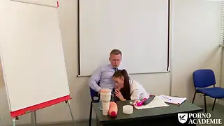 Rebecca Volpetti проверяет на пизде что лучше, член или дилдо.