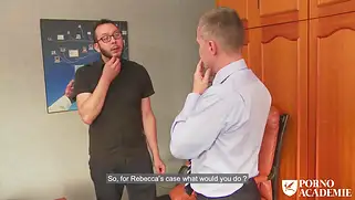 Rebecca Volpetti проверяет на пизде что лучше, член или дилдо.