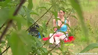 Молодая телочка Daphne устроила для себя порно пикник на природе