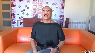 Тётка обожает, когда её жёстко трахают глубоко в жопу, потому что там так жарко.