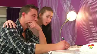 Порно с высокой девушкой в ротик и в киску с камшотом в горло.