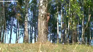 Порно модель из Америки Nikki разделась на природе догола