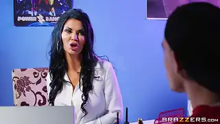 Jasmine Jae измерила большой член и хочет его попробовать.