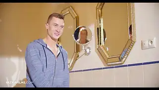 Alexis Crystal связала парня и прыгает у него на члене киской.