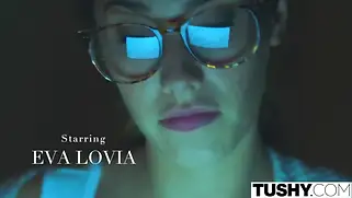 Белая Eva Lovia получает от черного парня член в жопу и кончила.