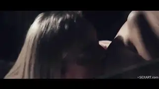 Нежные ласки девушек превращаются в лесби порно с Angie Moon
