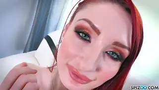 Violet Monroe в красном белье сама себя удовлетворяет рукой.