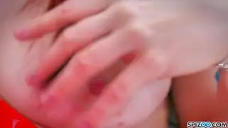Violet Monroe в красном белье сама себя удовлетворяет рукой.