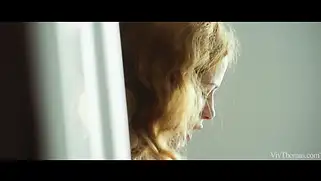 Лесбиянки раздеваются и занимаются сексом обе со стоном сладким.