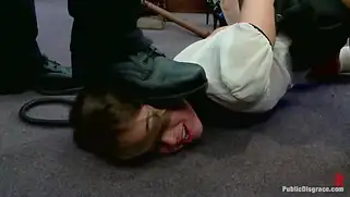 Моя любимая сучка Riley Reid вся обкончалась на публичном бдсм шоу