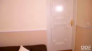Подружка позвала бабу трахаться и принесла секс игрушки с собой.