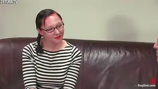 Связанная малышка смеётся во время ласки киски вибратором.