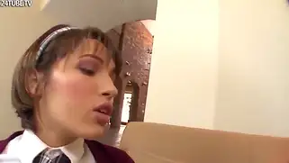 Девчонка в форме получает куни и страстный секс от своего мужика.
