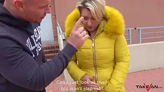 Дама с улицы соглашается на приглашение лысого на секс в машине.