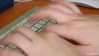 Транс девушка со стрижкой под каре надрачивает огромный хер