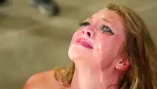 Много спермы на молодое женское лицо. Порно видео с Jessie Andrews