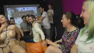 Голую телку показали на площади и повели ебать на бдсм вечеринку