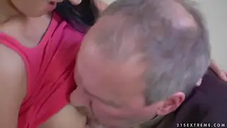 Молодую бабу возбуждают зрелый и умные мужики и она хочет порно.