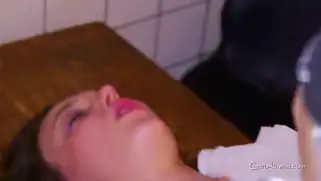 Потное порно на столе с молодой шлюшкой в клетчатой юбке.