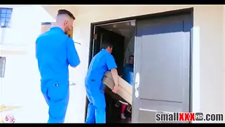 Арабская баба в платке прыгает на членах двух мужиков в киску.