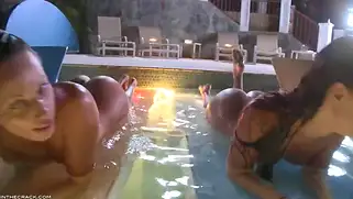 Karlie Montana и подружка голые занимаются сексом ночью в воде.
