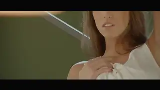 Худенькая порно модель в красном кресле красиво кончает