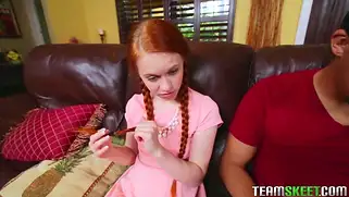 Рыженькой девушке с косами мужик кончает в рот. Порно видео с Dolly Little