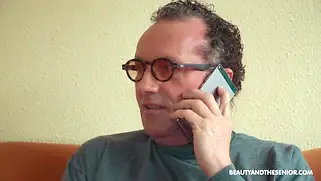 Начальник вызвал к себе телку и устроил порно с секретаршей.