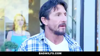 Групповое порно с Katy Kiss, Pepper Hart и сильным самцом.