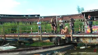 Жесткий публичный секс на улице во все дырки белокурой рабыни