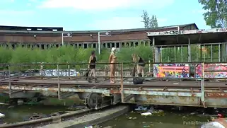 Жесткий публичный секс на улице во все дырки белокурой рабыни
